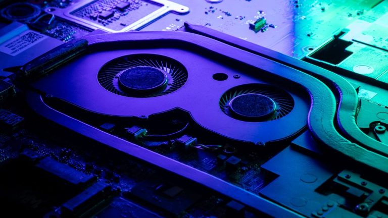 مبردات YPlasma: كيف تعمل تقنية البلازما في تبريد اللابتوبات؟